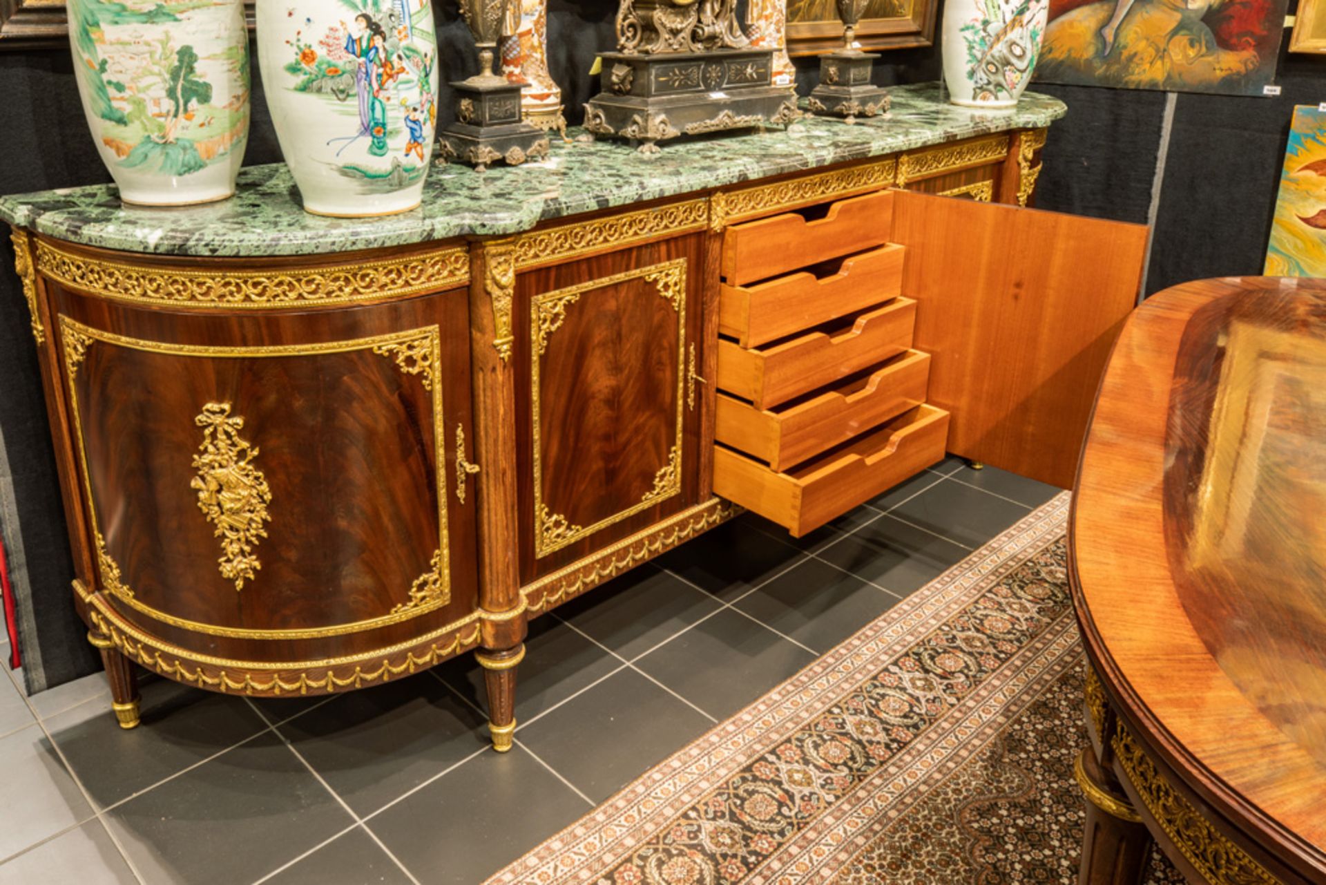 neoclassical dining-room suite in mahogany with mountings in bronze : oval table, six chairs, - Bild 3 aus 5