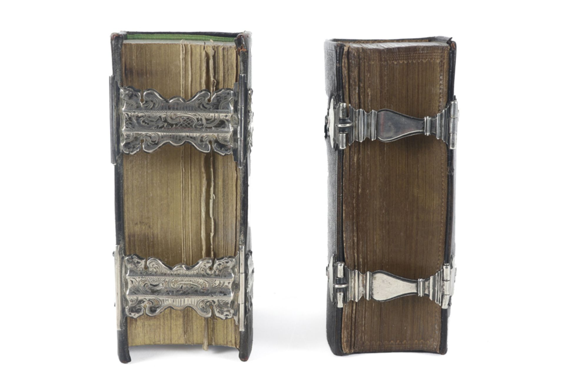 two antique (18th and 19th Cent.) leather bound bibles with mountings in silver || Lot van twee - Bild 3 aus 5