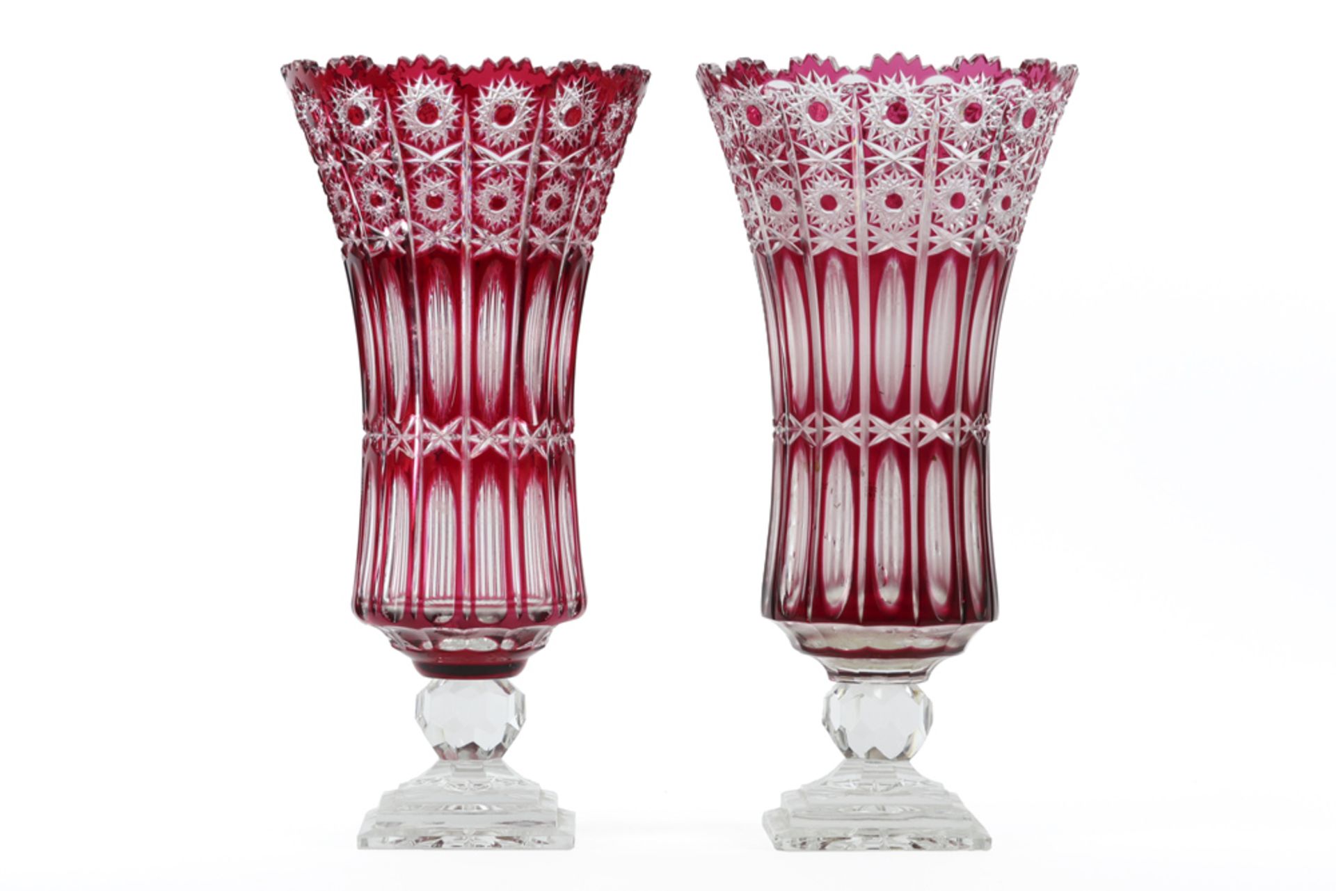 two Bohemian vases in crystal || Twee vazen op voet in Boheems deels rood kristal - hoogtes : 43 cm - Bild 2 aus 2