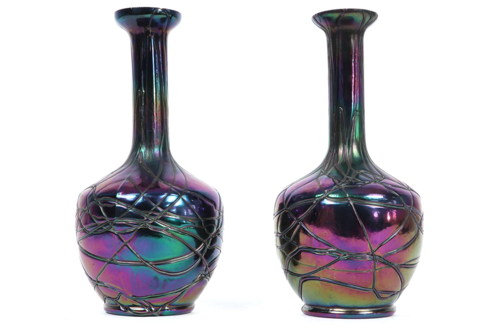pair of presumably Stevens & Williams Art Nouveau vases in glass || Paar Art Nouveau-vaasjes in glas - Image 2 of 4