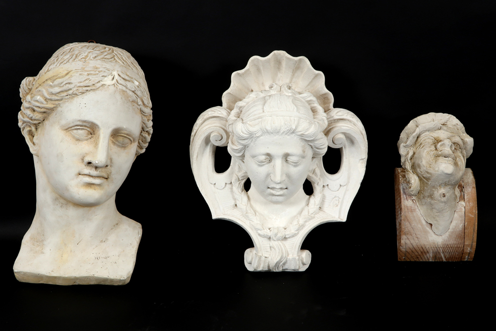four plaster sculptures || Lot met gipsen items : drie wandsculpturen en een dodenmasker, - Image 5 of 6