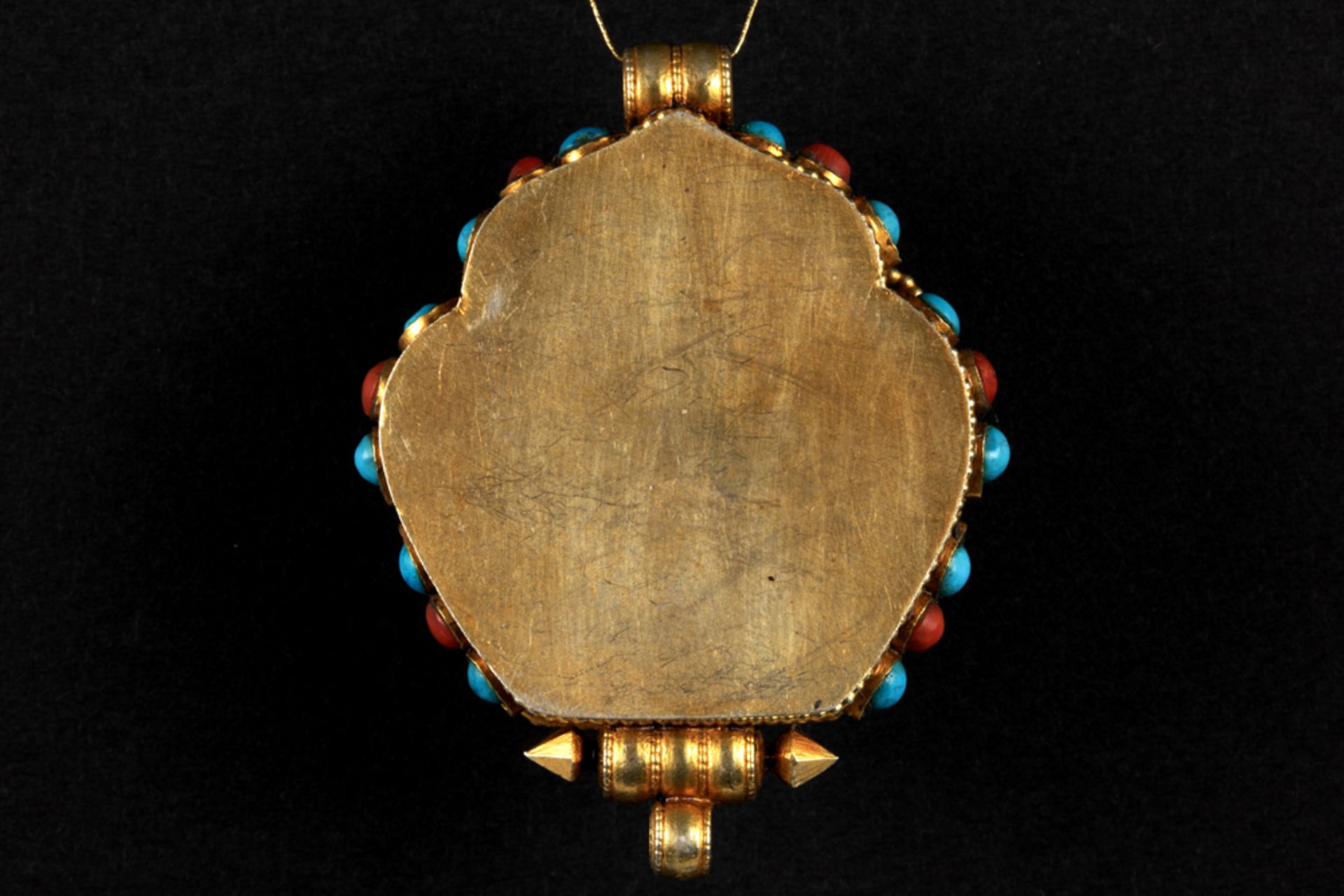 Tibeto Nepalese ghau in yellow gold on silver with turquoise, lapis lazuli and coral and with the - Bild 2 aus 3