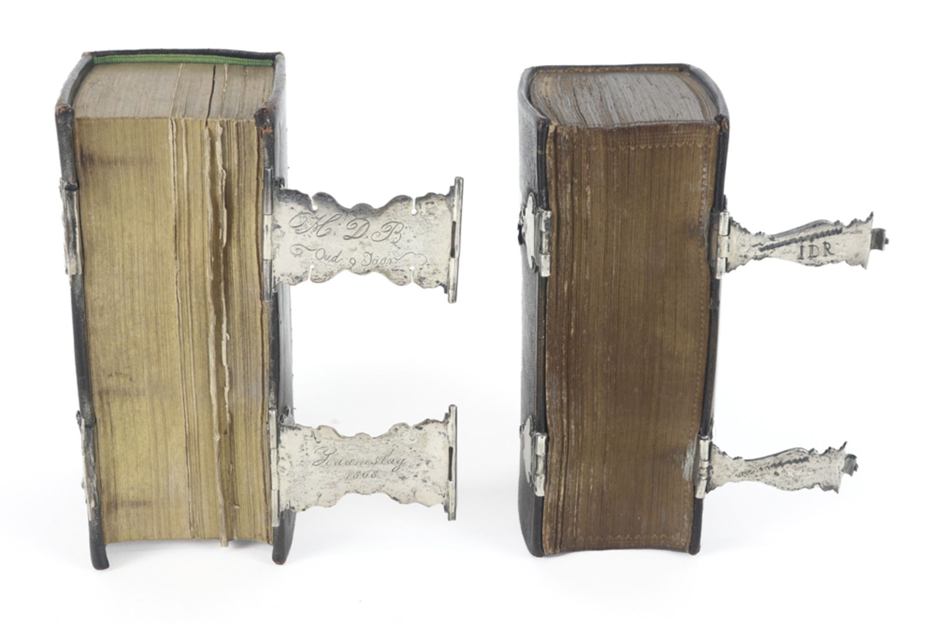 two antique (18th and 19th Cent.) leather bound bibles with mountings in silver || Lot van twee - Bild 4 aus 5