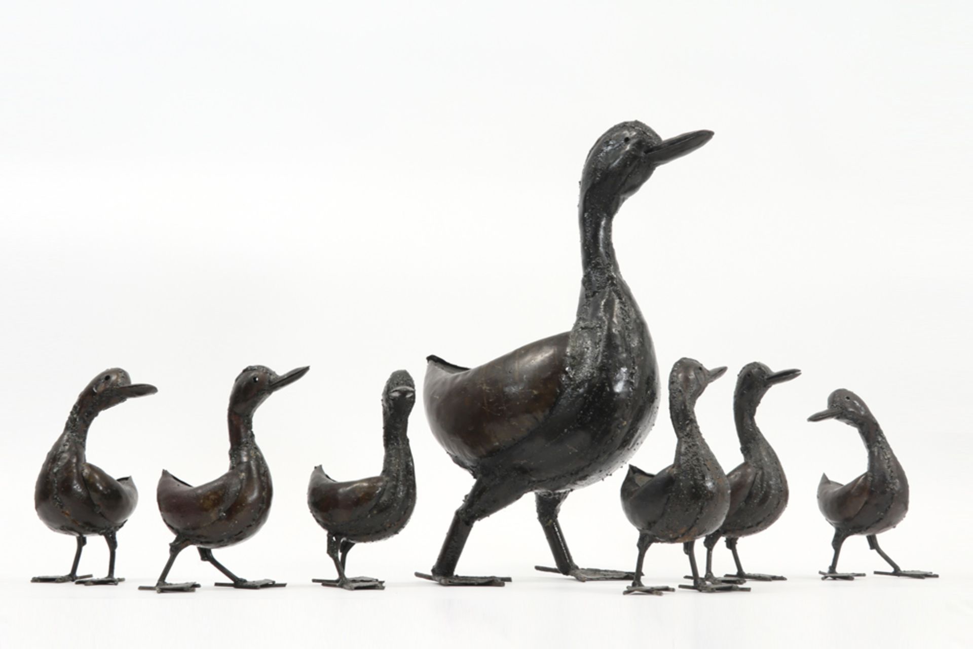 20th Cent. set in wrought iron with a duck and her chicks || 20ste eeuwse set (7 stuks) in - Bild 3 aus 3