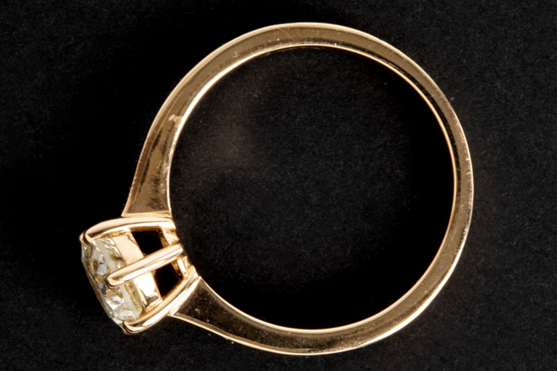 a circa 1,20 carat brilliant cut diamond set in a ring in pink gold (18 carat) || Solitaire briljant - Bild 2 aus 2