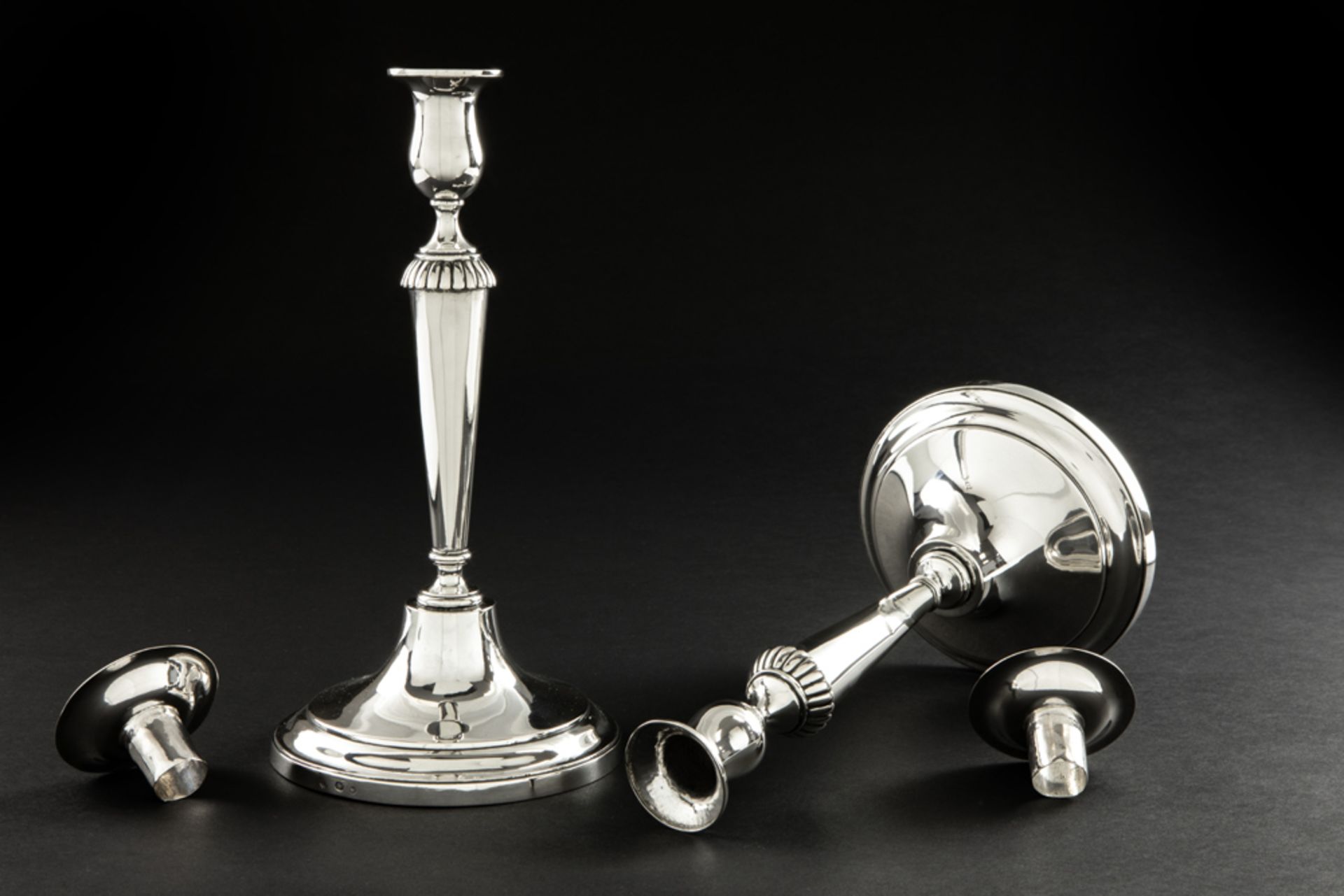 pair of antique neoclassical candlesticks in marked silver || Paar antieke neoclassicistische - Bild 3 aus 4