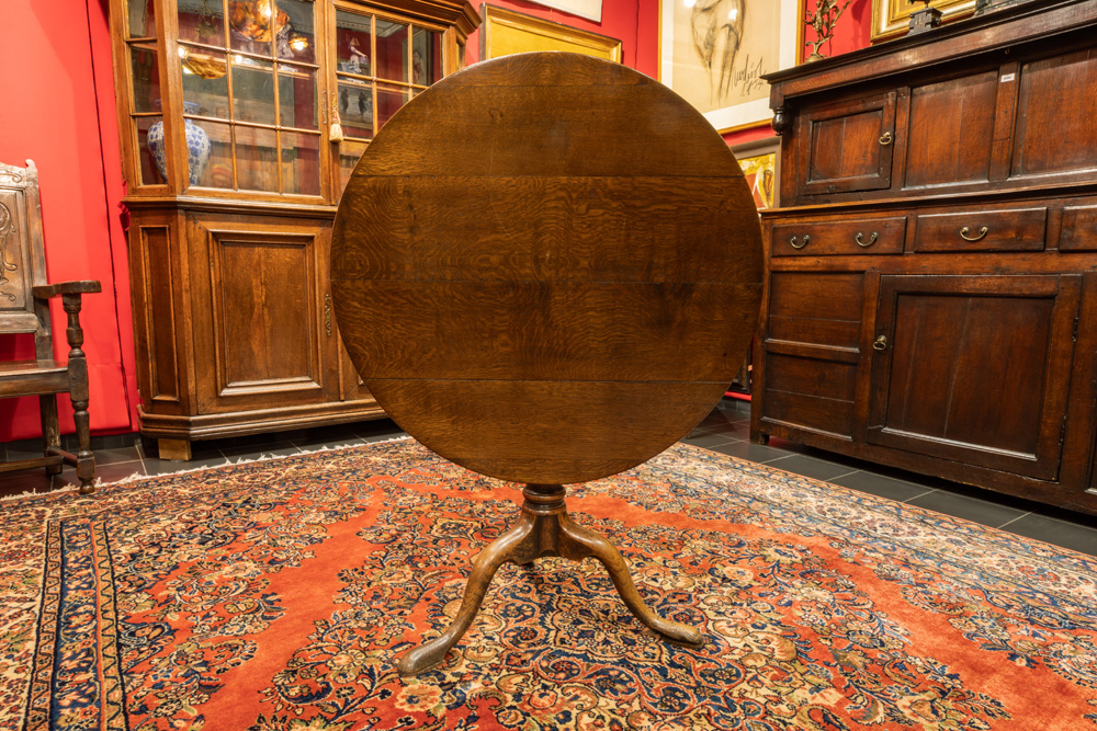 antique English "tilt top" table in oak || Antieke zogenaamde "tilt top" - tafel in eik met rond - Image 2 of 3