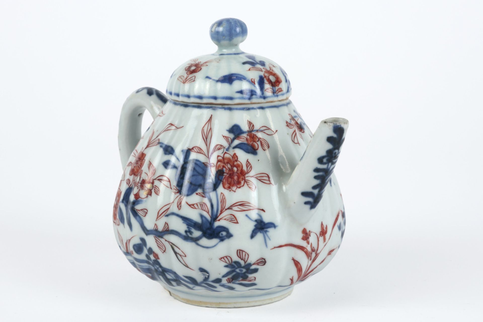 18th Cent. Chinese tea pot in porcelain with an Imari decor || Achttiende eeuwse Chinese theepot met - Bild 2 aus 5