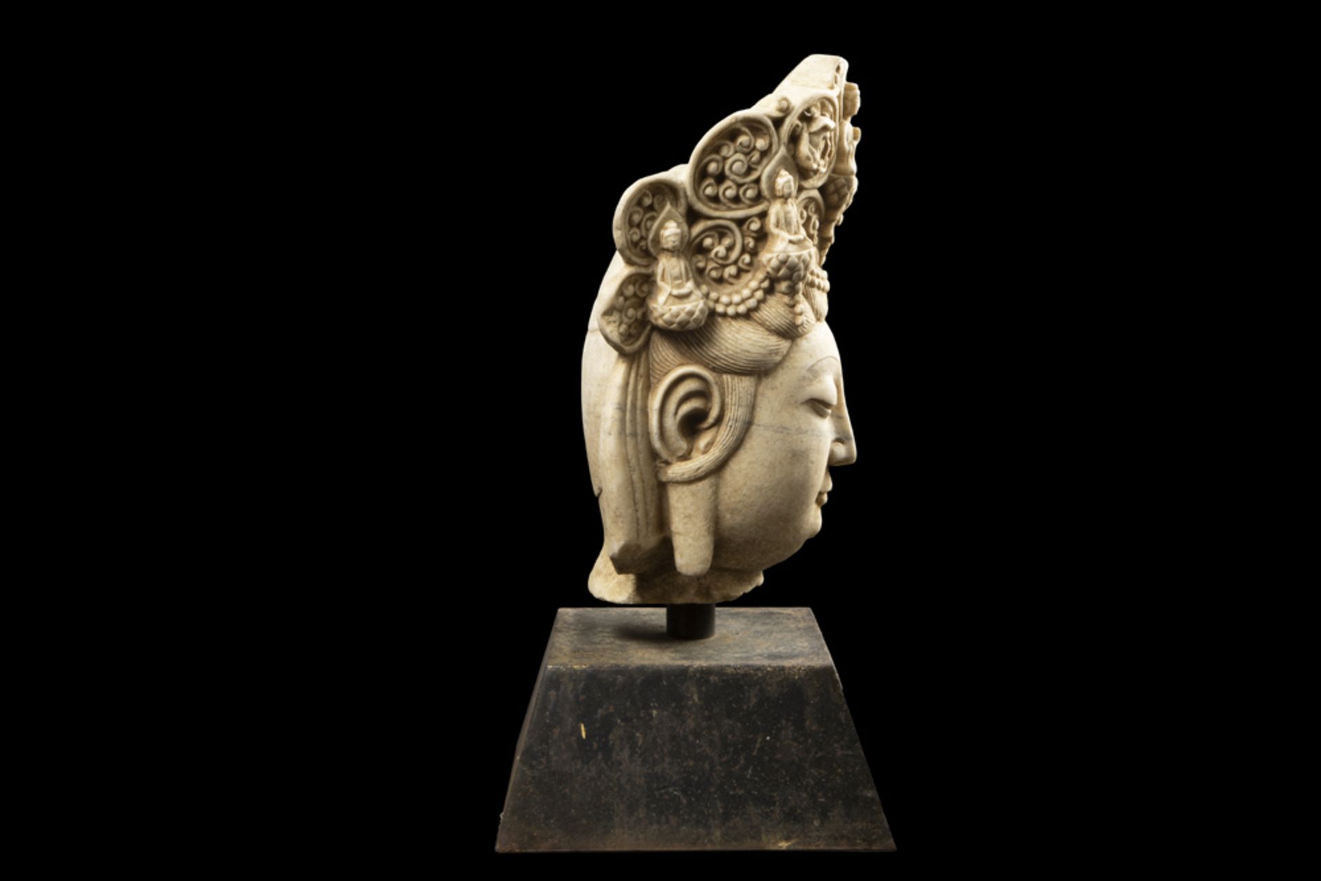 Japanese "Crowned Quan Yin Head" sculpture in white marble || Mooie Japanse sculptuur in witte - Image 3 of 4