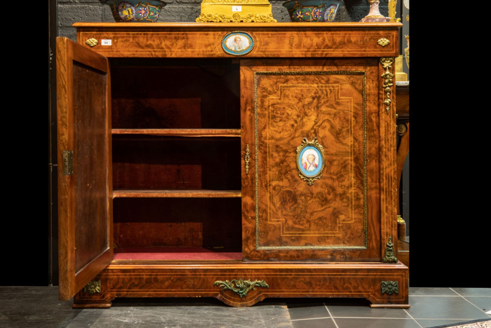 mid 19th Cent. European neoclassical cabinet in burr of walnut with mountings in guilded bronze - Bild 2 aus 4