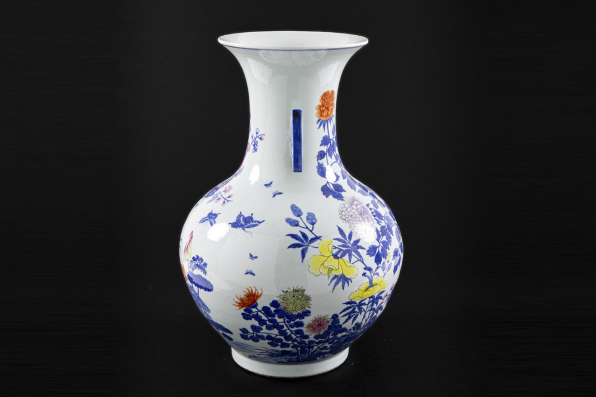 nice antique Chinese vase in marked porcelain with a blue-white and polychrome, floral decor || - Bild 4 aus 7