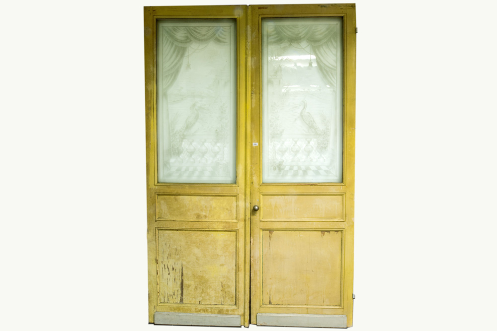 pair of antique doors each with a glass panel with etched decor || Paar antieke deuren telkens met
