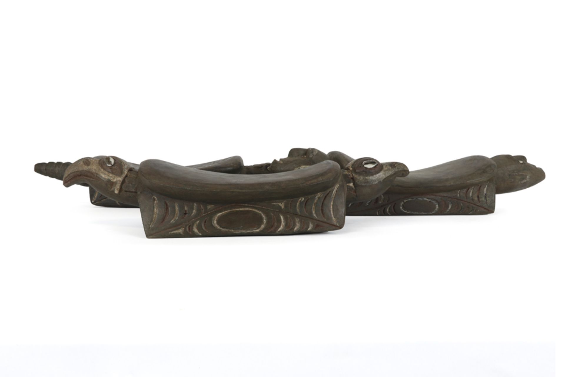 three Papua New Guinean Middle Sepik headrests in wood with sculpted animal heads || PAPOEASIE NIEUW - Bild 5 aus 5