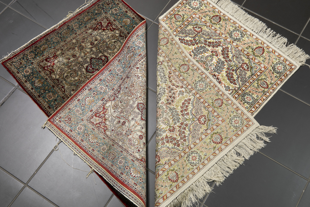 two small hand knotted rugs in silk || Lot van twee kleine handgeknoopte tapijtjes in zijde op zijde - Image 2 of 2