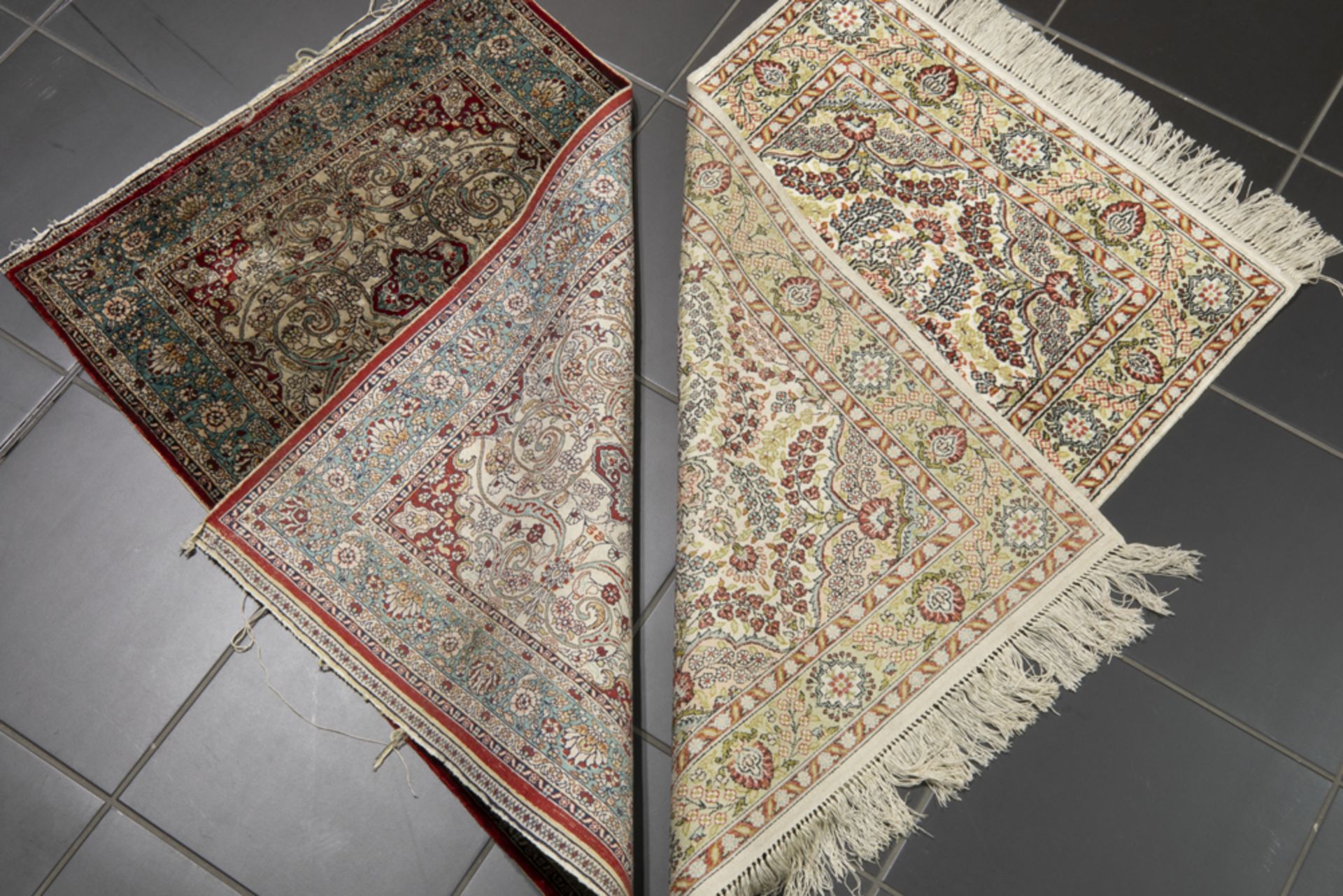two small hand knotted rugs in silk || Lot van twee kleine handgeknoopte tapijtjes in zijde op zijde - Bild 2 aus 2