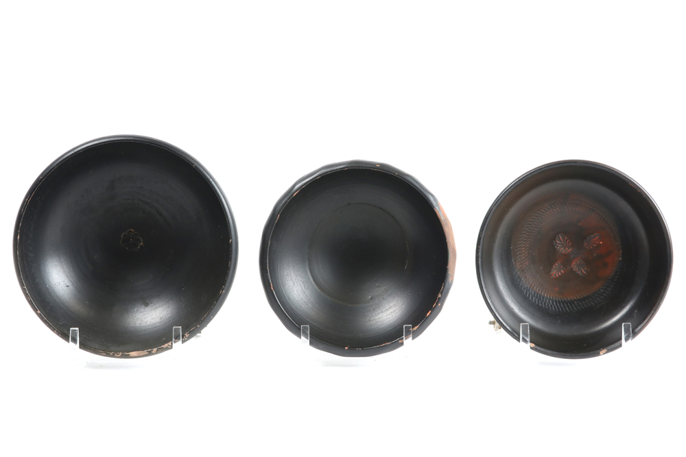 three small Ancient Greece Campania dishes in black varnished earthenware || OUD GRIEKENLAND - - Image 3 of 4