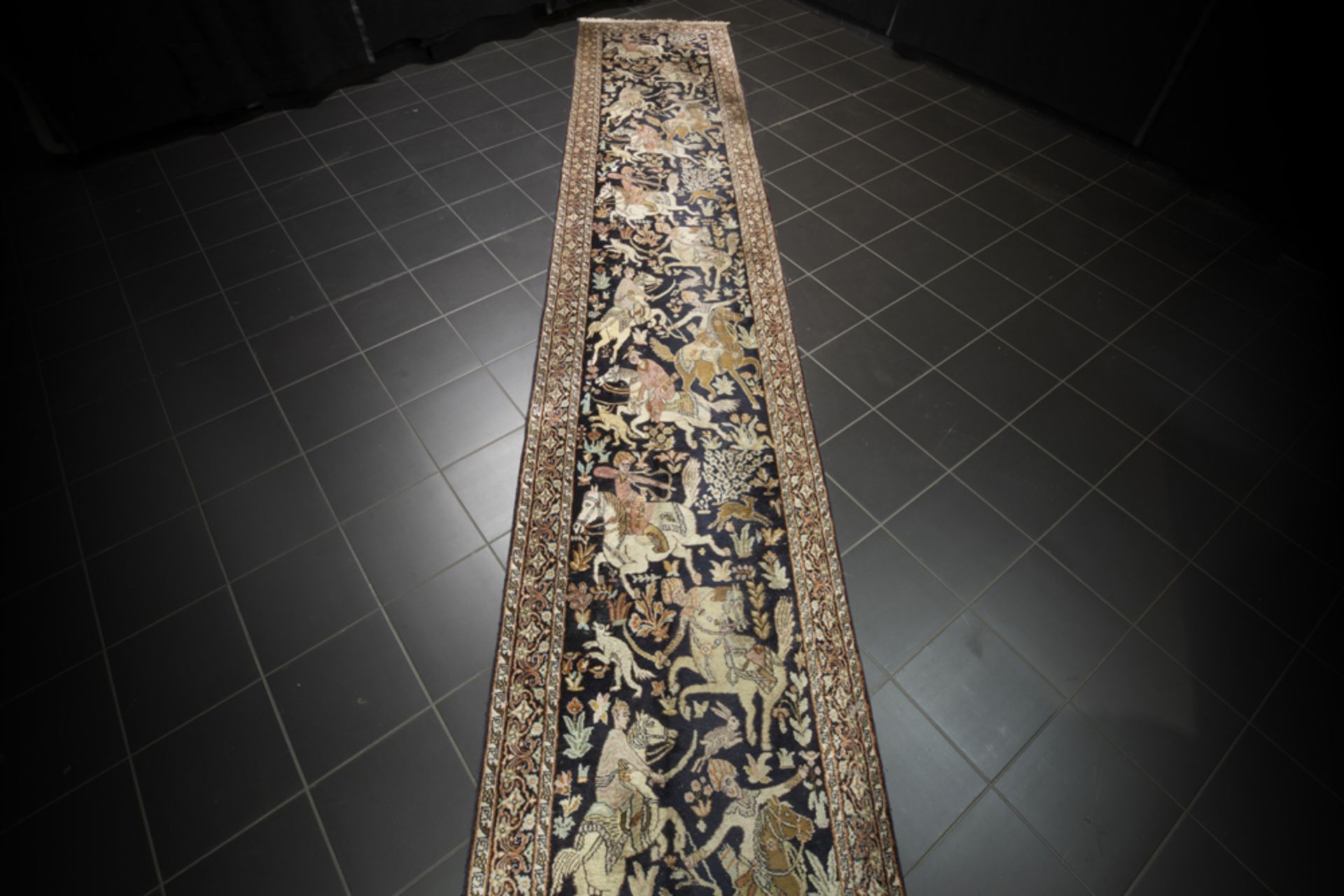 Cachemerean Qom (runner) in silk with a hunting scene || Kashmir-Ghoum - loper in zijde met een - Image 2 of 4