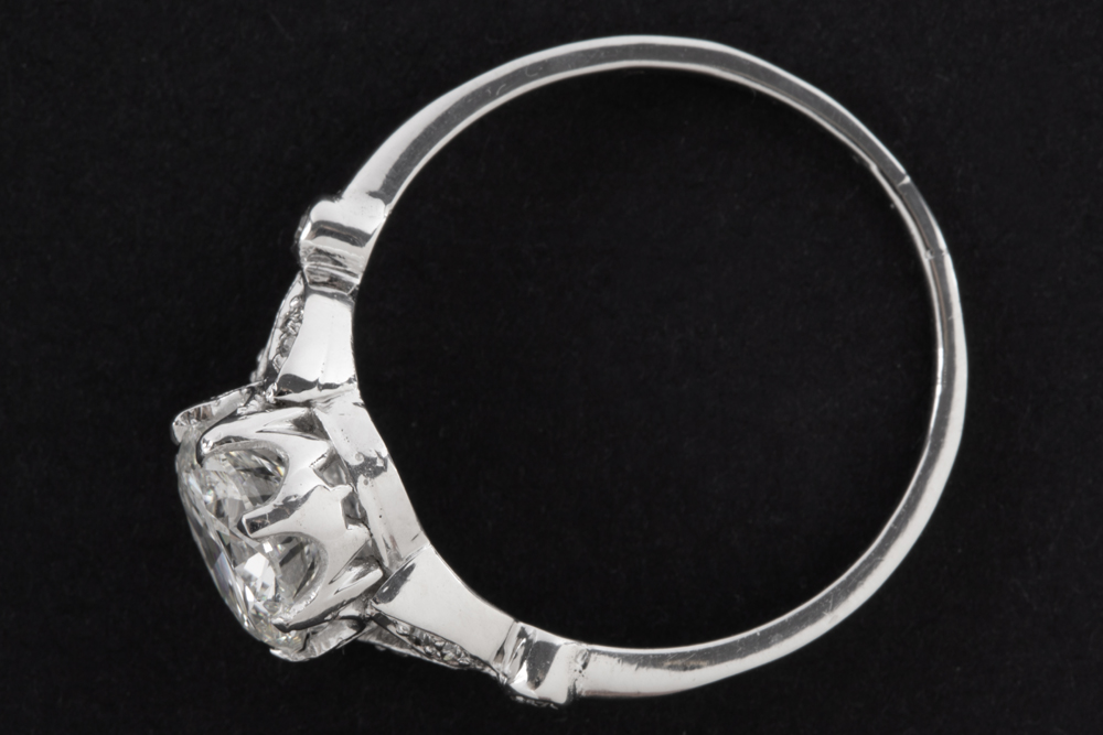 thirties' Art Deco ring in platinum with a 1,50 carat high quality old brilliant cut diamond and - Image 2 of 2
