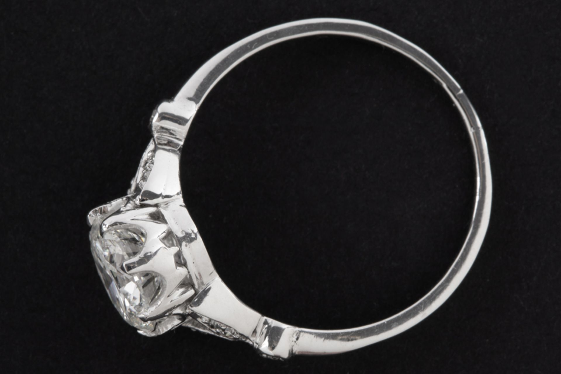thirties' Art Deco ring in platinum with a 1,50 carat high quality old brilliant cut diamond and - Bild 2 aus 2