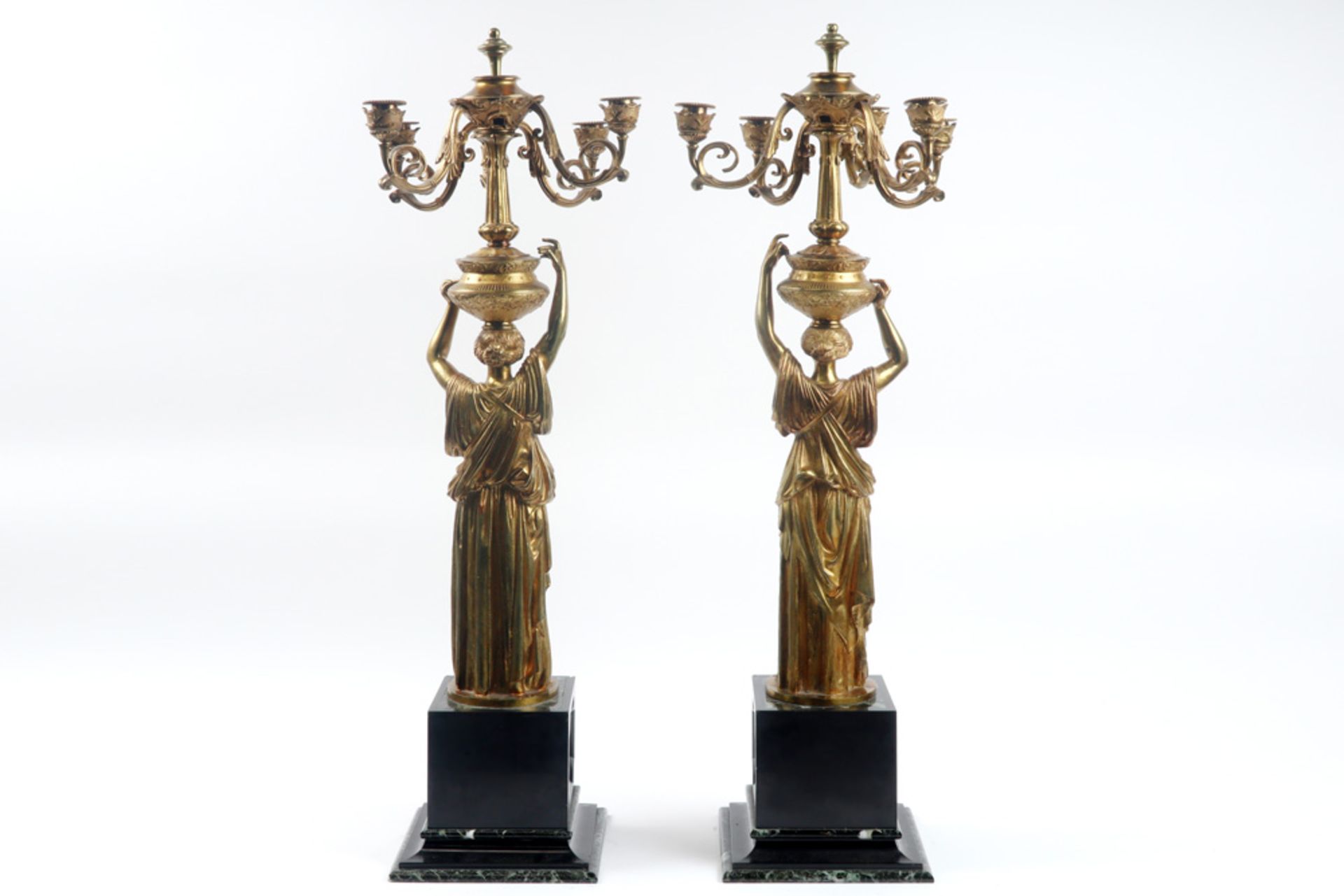 pair of 'antique' caryatid candelabra in gilded bronze and marble each with an Ancient Roman lady || - Bild 3 aus 4
