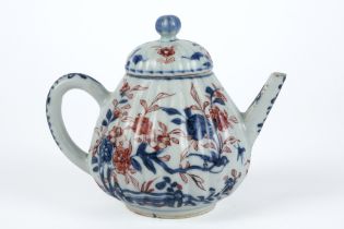 18th Cent. Chinese tea pot in porcelain with an Imari decor || Achttiende eeuwse Chinese theepot met