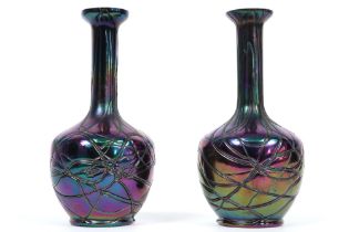 pair of presumably Stevens & Williams Art Nouveau vases in glass || Paar Art Nouveau-vaasjes in glas