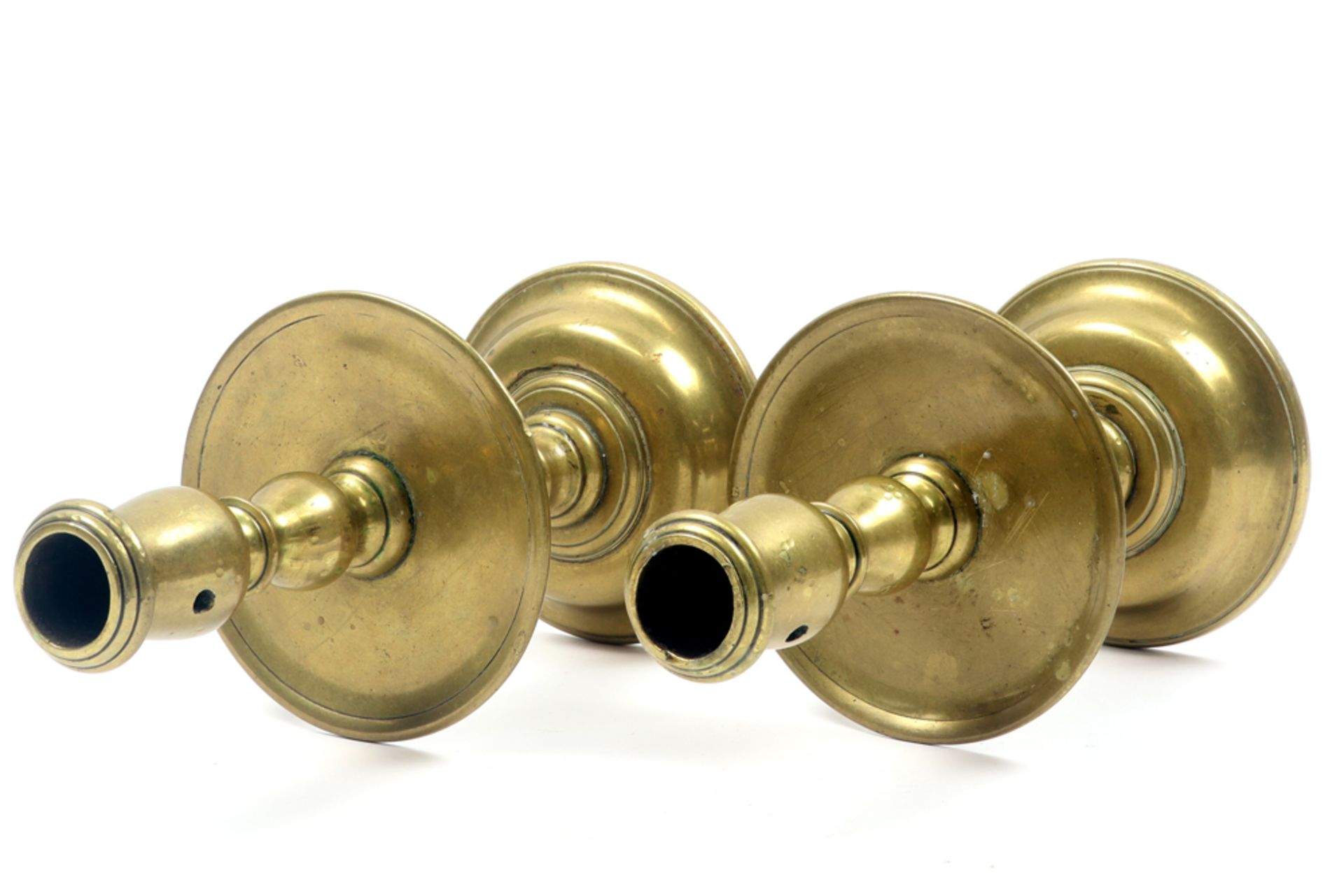 pair of antique candlesticks in brass || Paar antieke schijfkandelaars in koper - hoogte : 21,5 cm - Image 3 of 4