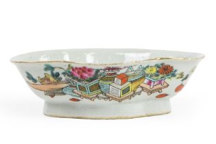 antique Chinese bowl in marked porcelain with a polychrome decor || Antiek Chinees niervormig