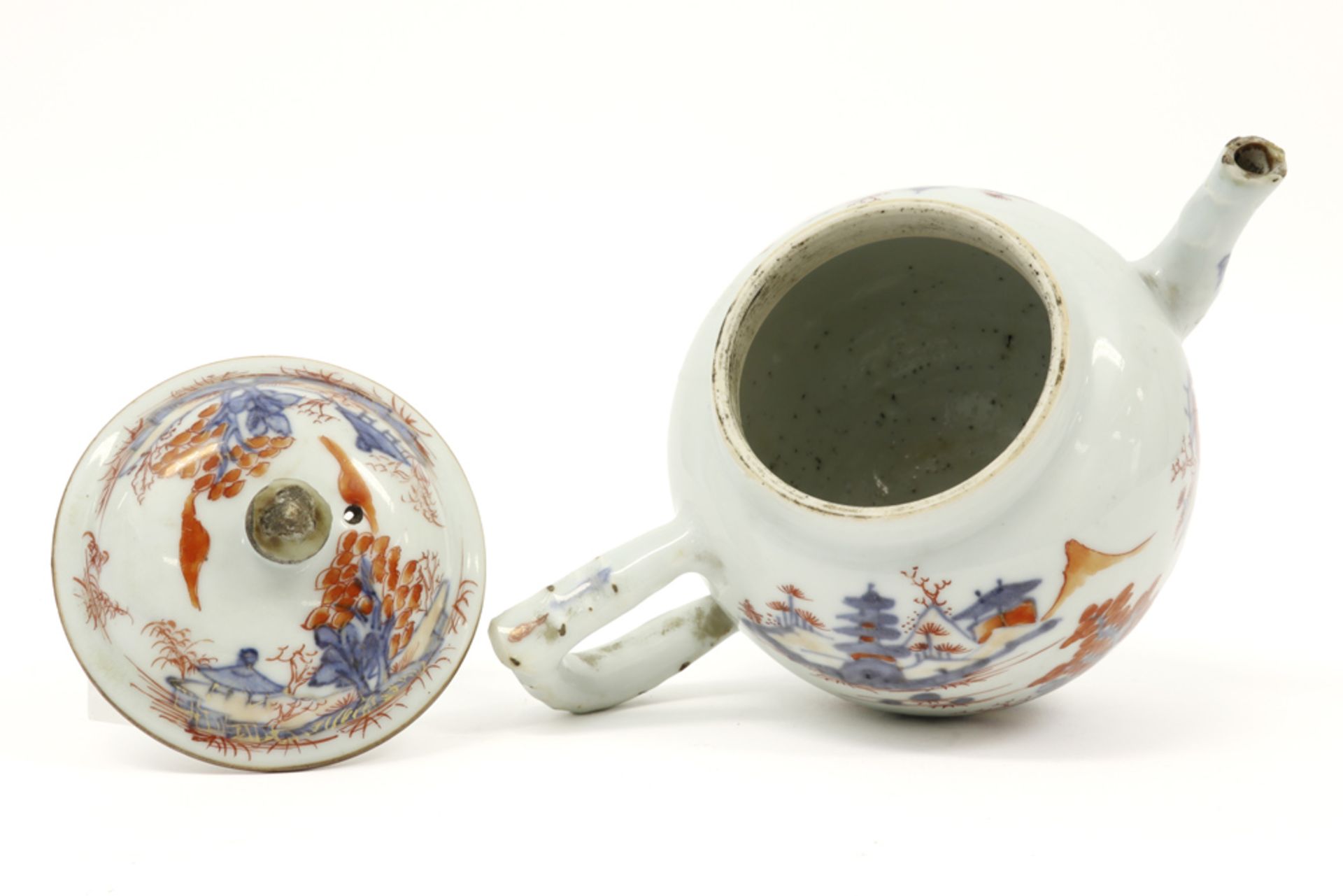 18th Cent. Chinese tea pot in porcelain with an Imari landscape decor || Achttiende eeuwse Chinees - Bild 3 aus 4