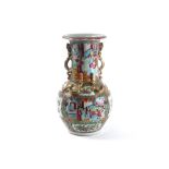 19th Cent. Chinese vase in porcelain with a Cantonese decor || Negentiende eeuwse Chinese vaas in