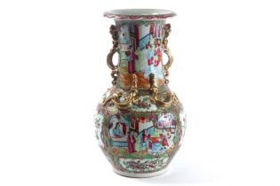 19th Cent. Chinese vase in porcelain with a Cantonese decor || Negentiende eeuwse Chinese vaas in