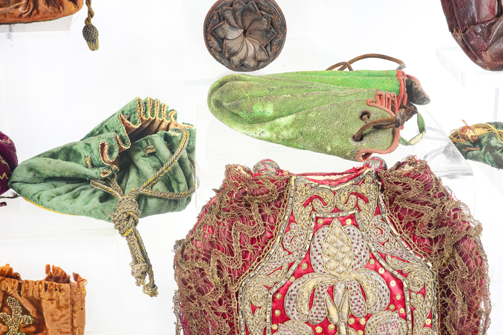 collection of nineteen antique purses in leather, brocade, velvet, ... || Collectie van 19 antieke - Image 4 of 4