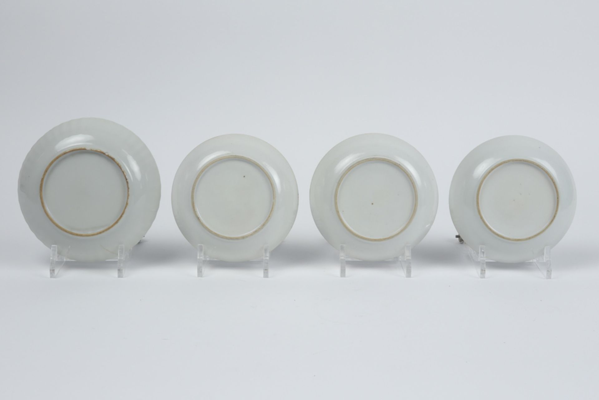 four small 18th Cent. Chinese plates in porcelain with a blue-white landscape decor || Lot van 4 - Bild 2 aus 3