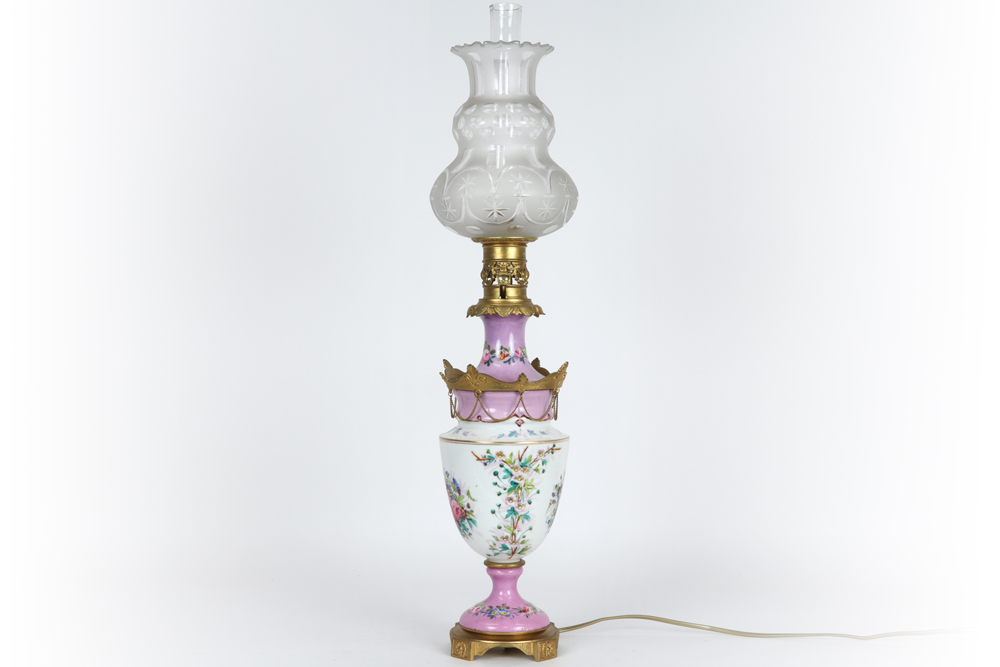 antique paraffin lamp in porcelain and gilded metal, made into a lamp || Antieke petroleumlamp in - Image 2 of 2