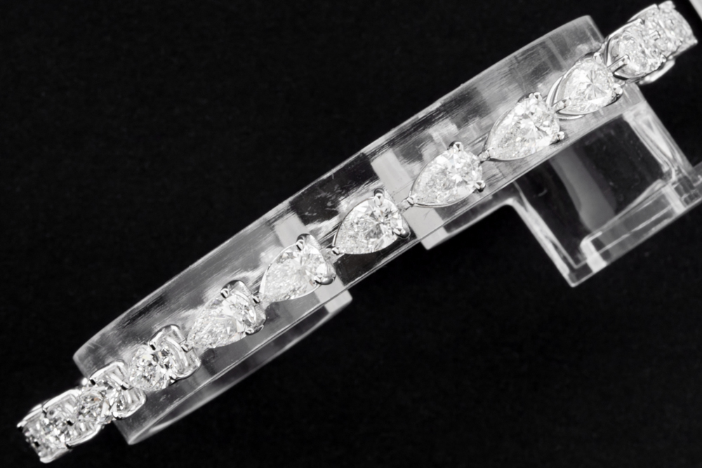 beautiful bracelet in white gold (18 carat) with 12,88 carat of very high quality pear cut CVD - Image 2 of 2