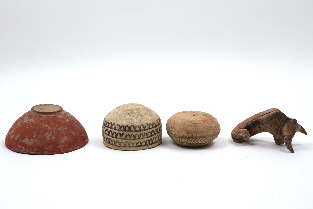 four pieces of Ancient Pakistan Baluchistan Indus Culture Nindowari earthenware : a zeeboe and three - Image 3 of 3