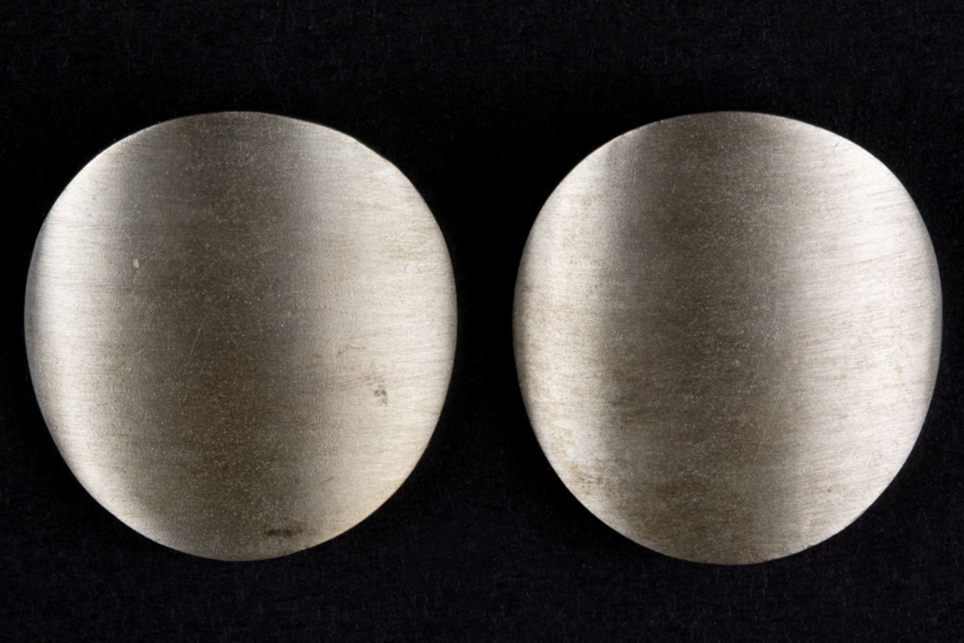 three pairs of silver earrings, one pair with grey pearls || Lot van drie paar oorbellen in - Bild 2 aus 4