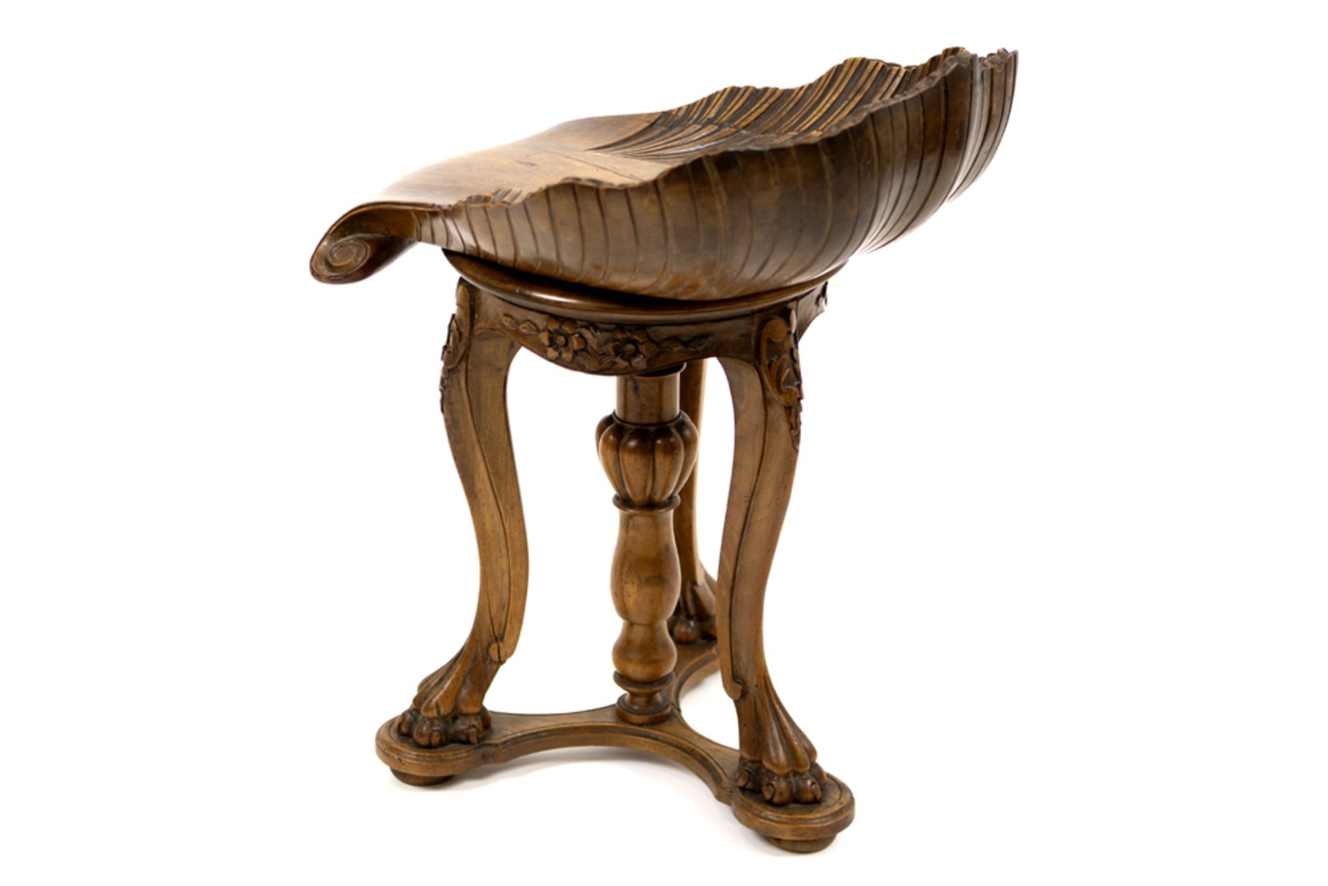 nice 19th Cent. Austrian/Italian piano stool in walnut with a sculpted shell-shaped seat || Fraaie - Bild 2 aus 3