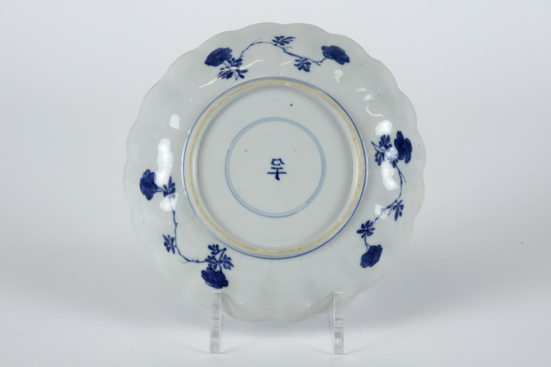 17th/18th Cent. Chinese Kang Xi period plate in marked porcelain with a floral blue-white decor with - Bild 2 aus 2