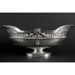 18th Cent. French neoclassical sauce boat in marked silver (with crowned G and 89) || Achttiende