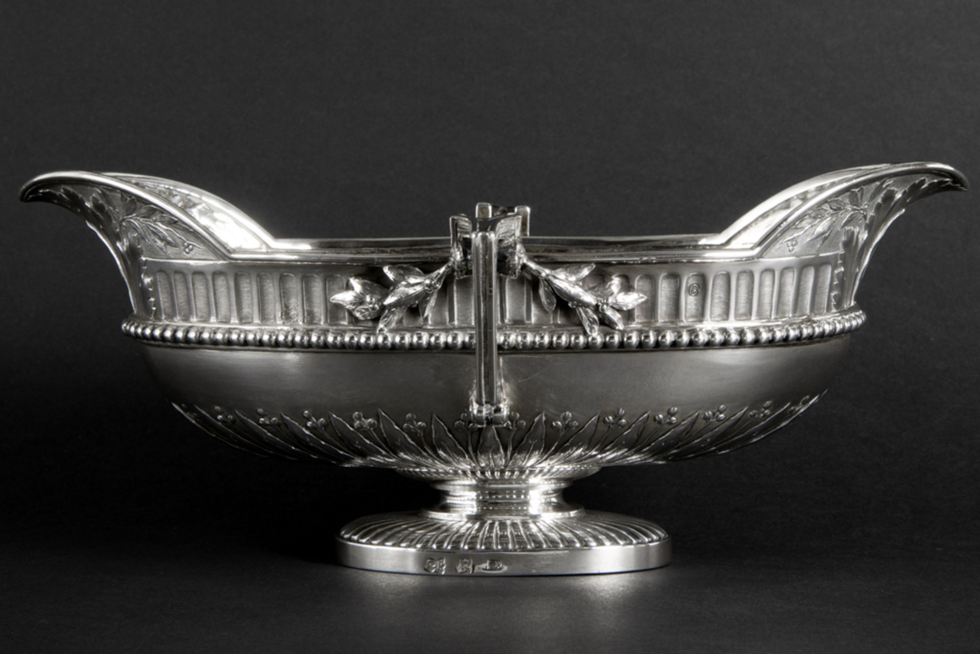 18th Cent. French neoclassical sauce boat in marked silver (with crowned G and 89) || Achttiende