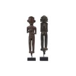 two Dayak amulet sculptures in wood with typical anthropomorphic features || INDONESIË / BORNEO