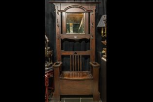 British Art Nouveau oak coat rack with chest and mirror || Engels Art Nouveau-halbankje in eik met