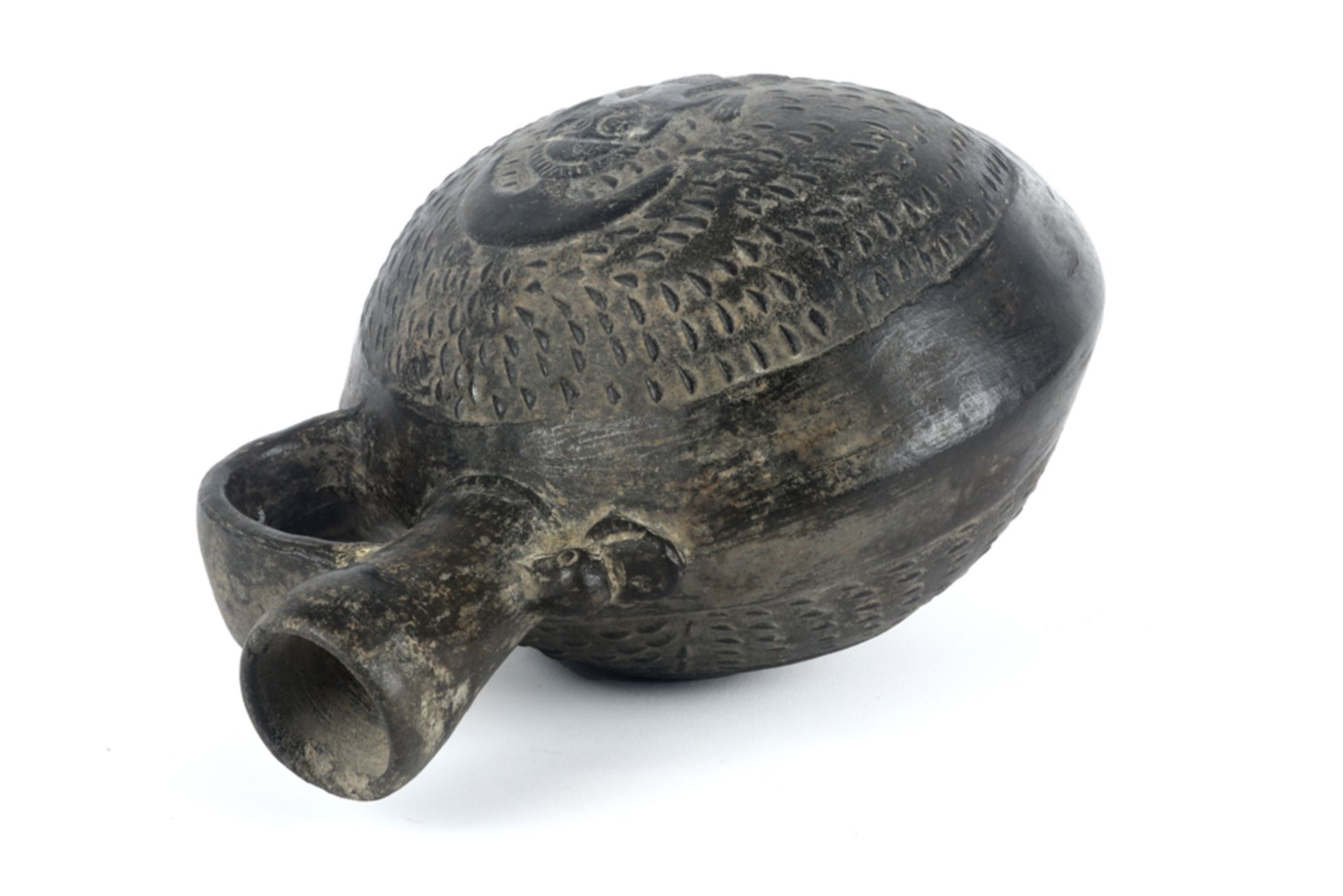 Pre-columbian pitcher in earthenware || Precolumbiaanse kruik in aardewerk met aan de ene zijde - Image 5 of 6