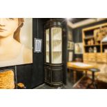 19th Cent. corner-part of a shop's cabinet in ebonised wood || Negentiende eeuws hoekdeel van een