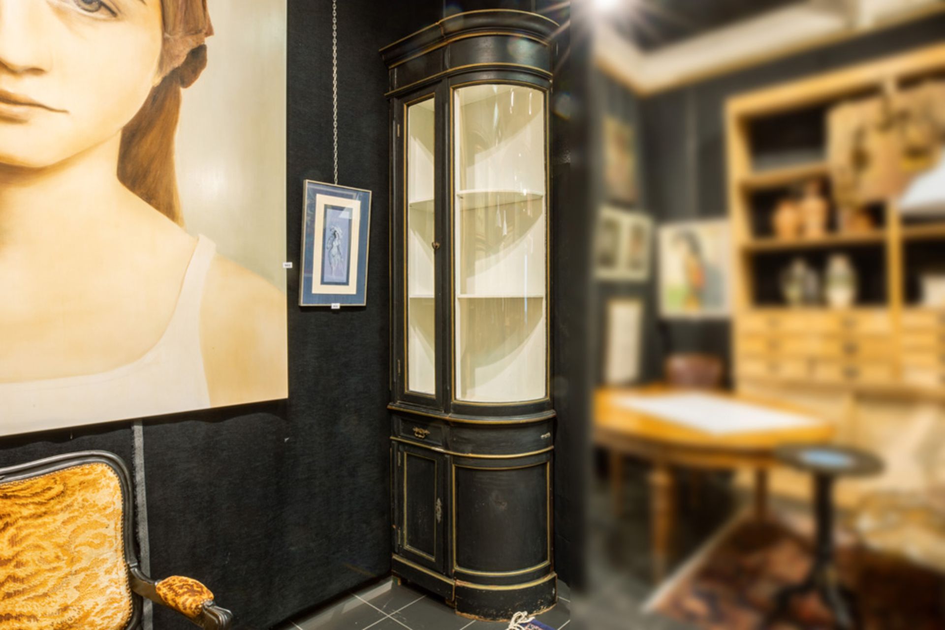 19th Cent. corner-part of a shop's cabinet in ebonised wood || Negentiende eeuws hoekdeel van een