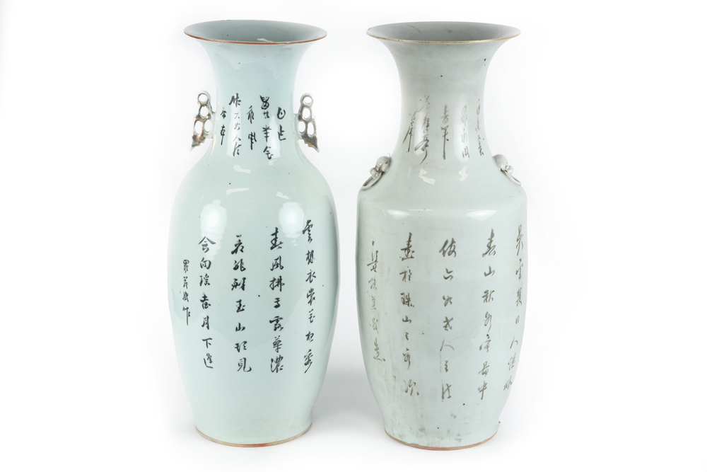 two Chinese Republic period vases in porcelain with a polychrome decor || Lot van twee Chinese vazen - Image 2 of 5