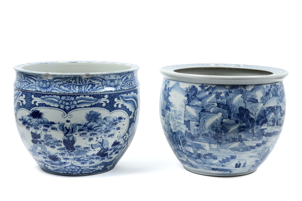 two porcelain cachepots with a blue-white decor, one from Thailand and one from China || Lot (2) - Image 3 of 6