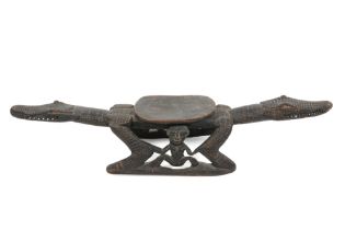 Papua New Guinean Middle Sepik Men's House stool in wood with a nice patina || PAPOEASIE NIEUW -