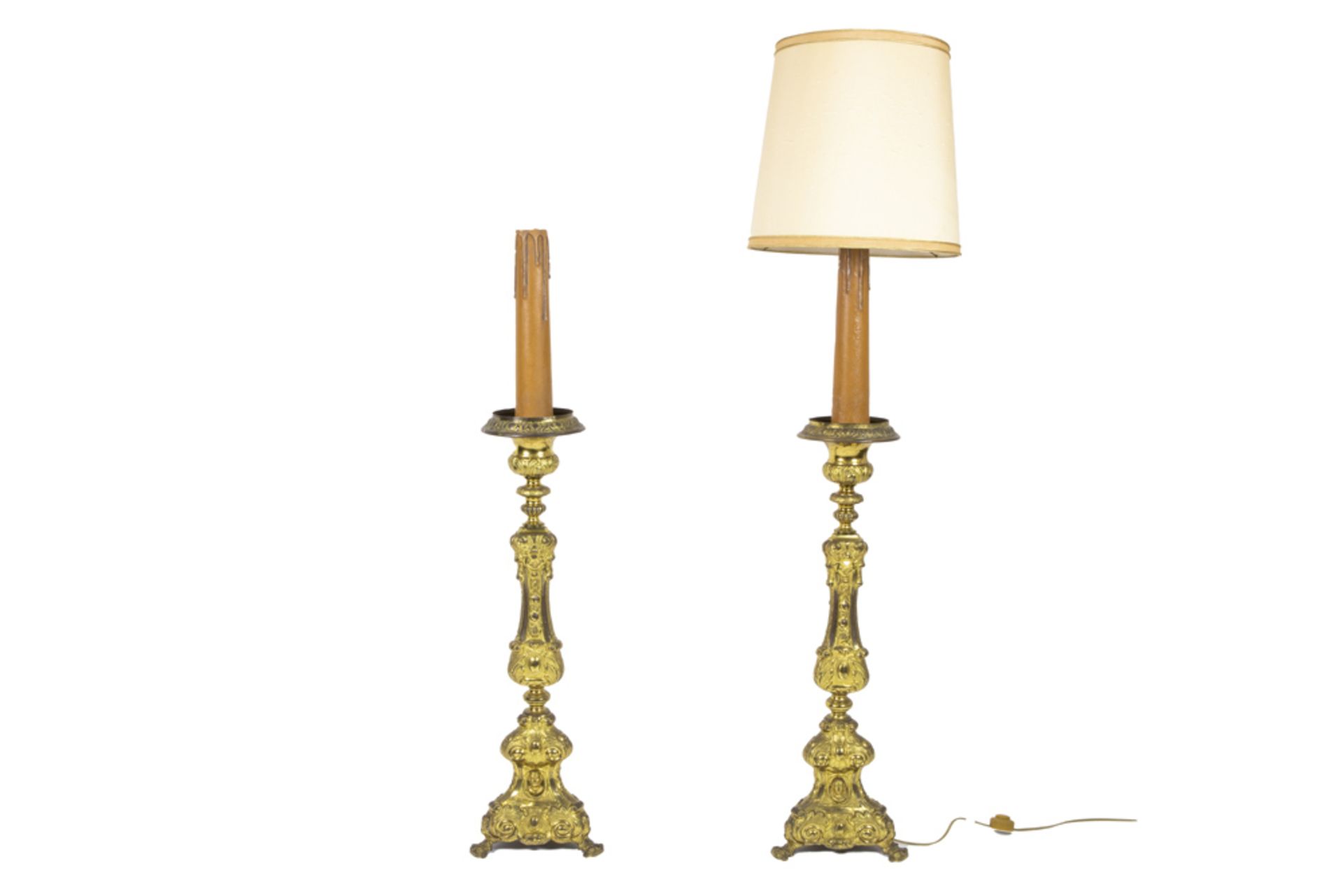 two antique gilded church candelabra, one made into a lamp || Lot van twee antieke gedoreerde - Image 2 of 2